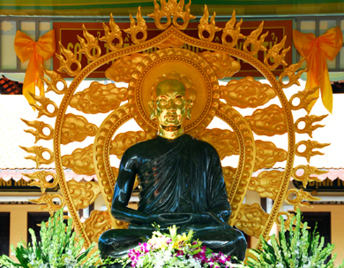 Tượng Phật hoàng Trần Nhân Tông được tạc từ khối ngọc bích nặng 4,5 tấn đang là tượng Phật hoàng lớn nhất Việt Nam.  
